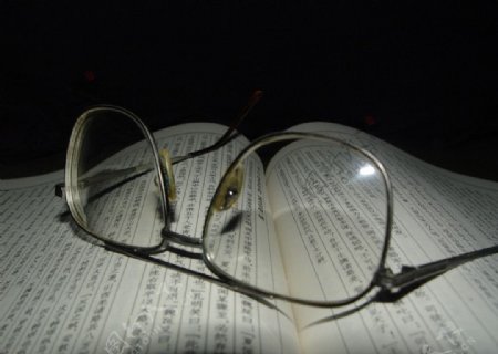 眼镜读书图片