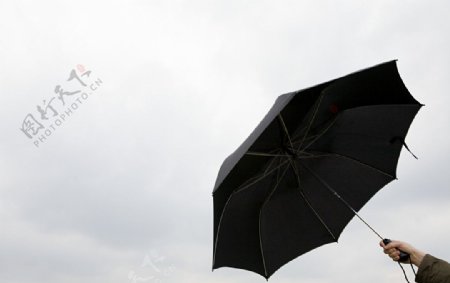 打伞图片