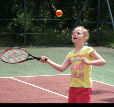 女孩打網球图片