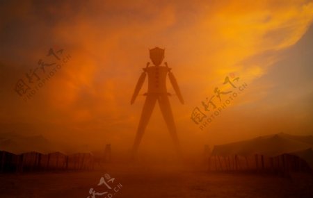 迷雾中的人型雕塑图片