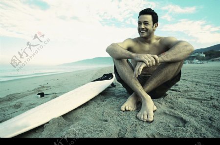 海边微笑的冲浪男子图片