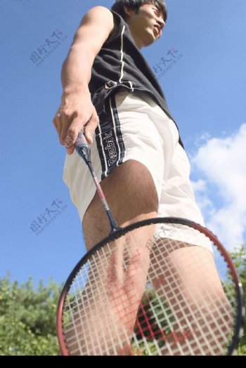 帅男打羽毛球图片