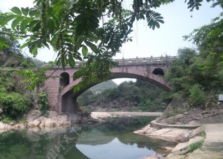 山中石拱桥图片