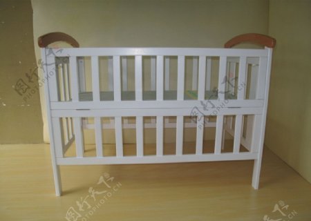 白色婴儿床图片