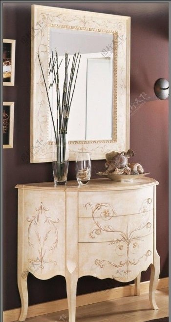 精致欧式家具装饰柜和镜子图片