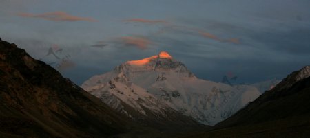 火红的珠穆朗玛峰顶图片