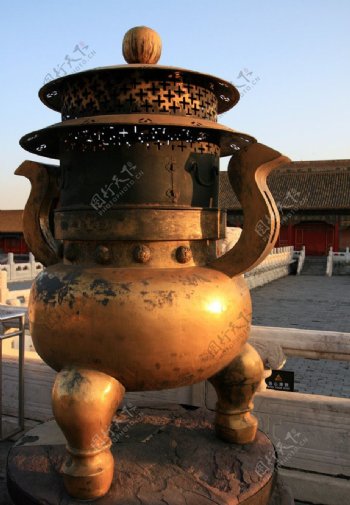 北京故宫乾清宫前的鼎式铜香炉图片