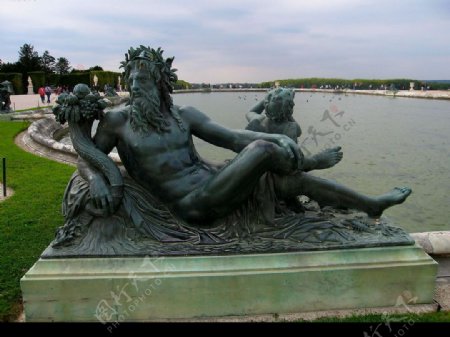 凡尔赛宫的雕塑图片