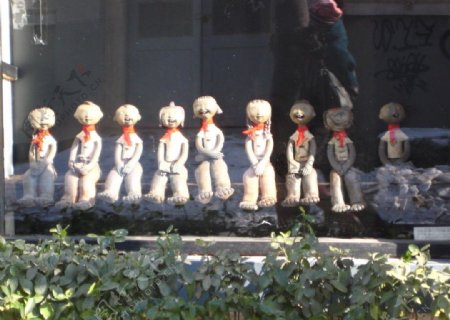 2010冬季北京798艺术区内一排戴红领巾娃娃雕塑图片