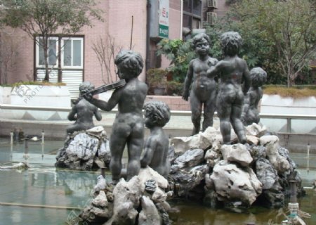 儿童戏水群雕图片