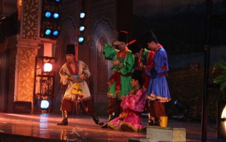 欢快诙谐的新疆舞图片