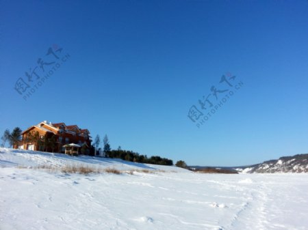 雪地里的别墅图片