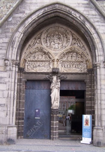 布鲁日大广场的教堂侧门图片