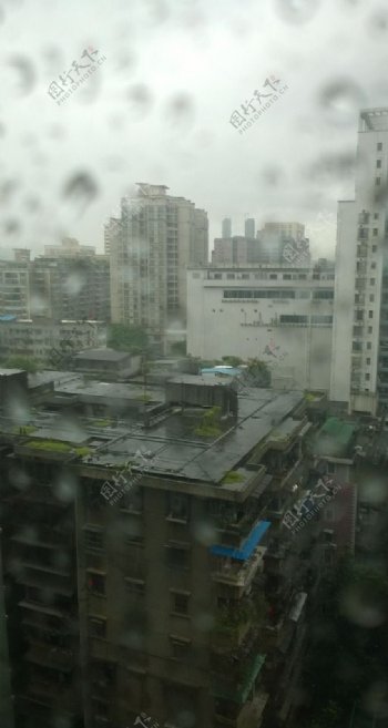 下雨的窗外图片