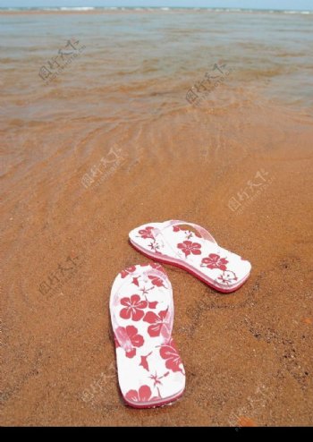 海滩上的拖鞋图片