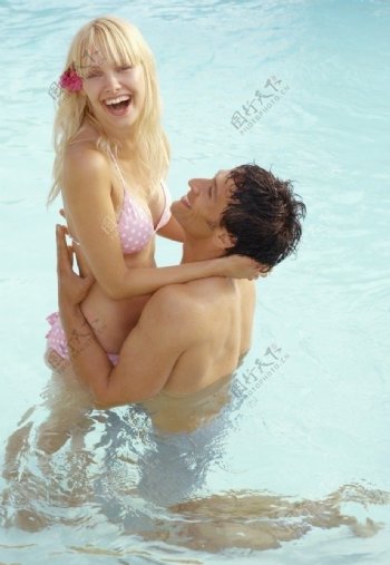 水池中嬉戏的恋人图片