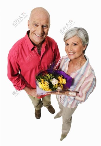 手拿鲜花的情侣图片
