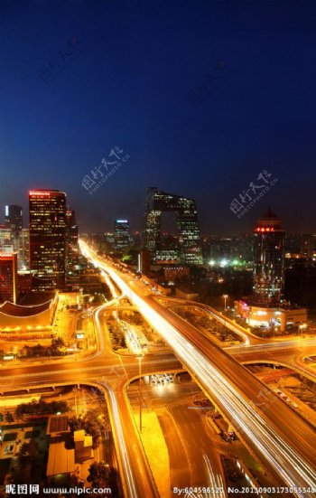 商业交通夜景图片