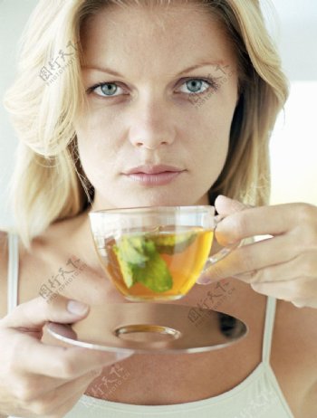喝绿茶的女人图片