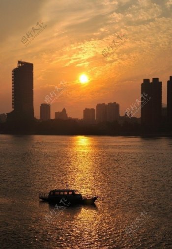 富春江的日出图片