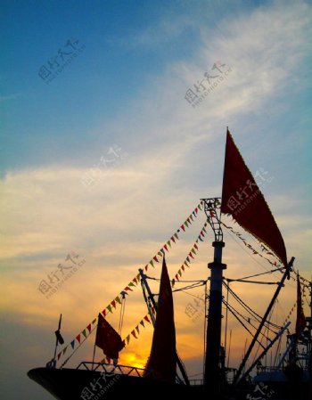 船和船旗图片