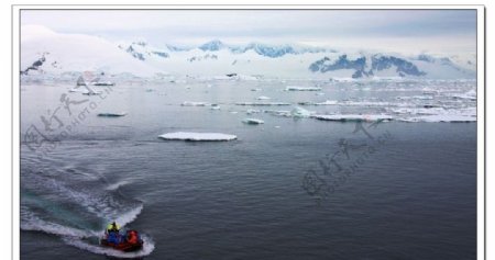 南极湖面图片