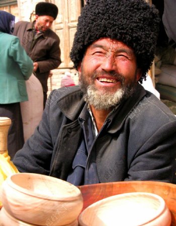 新疆和田维族老人卖木碗图片