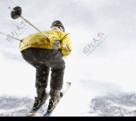 在空中飞驰的滑雪人图片