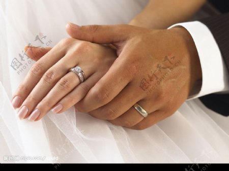 两手结婚戒指图片