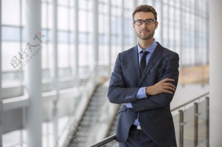 戴眼镜的商务男士图片