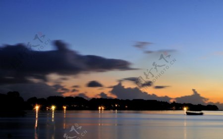 毛里求斯日落时海边风光图片