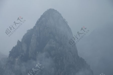 雾中的黄山山峰图片