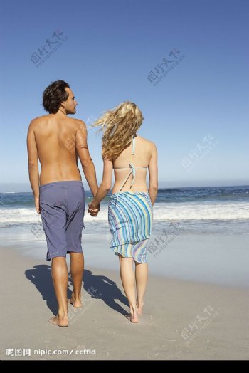 夫妻海边散步图片