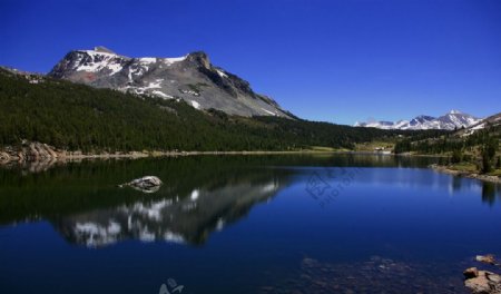 深蓝天空湖水高山倒影图片