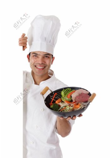 空白广告牌旁端着健康美食的厨师图片
