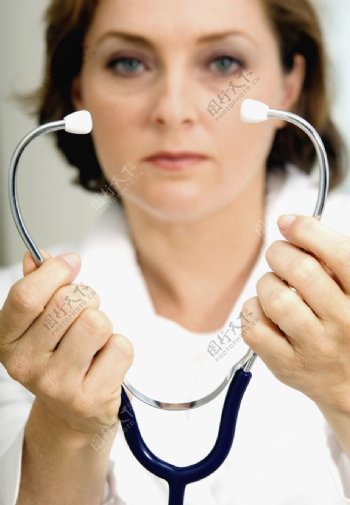 拿着听诊器的女医生图片