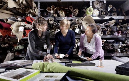 布料加工厂讨论工作的女工程师图片