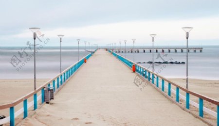海边的栈桥沙滩灯杆图片