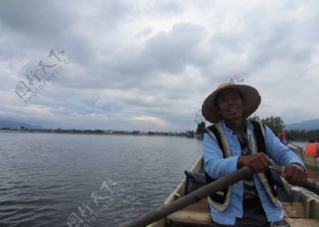 洱海渔夫图片