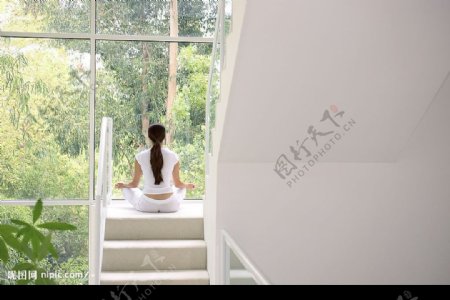 室内女人瑜伽图片