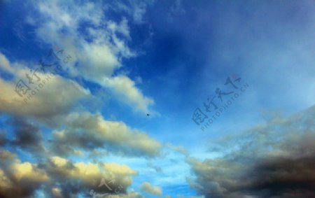 蓝色天空白云飞机图片