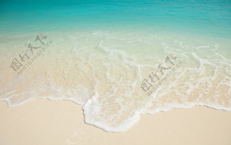 沙滩清澈海水图片