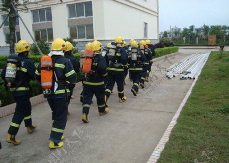 消防员消防训练图片