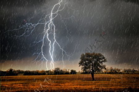雷电下雨图图片