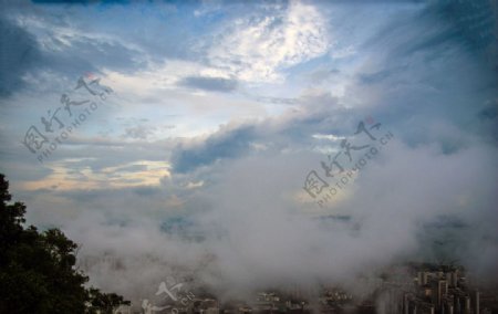 云雾缭绕的南山图片