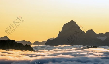 云雾袅绕的山脉图片