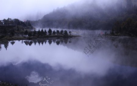 雾中属都湖图片