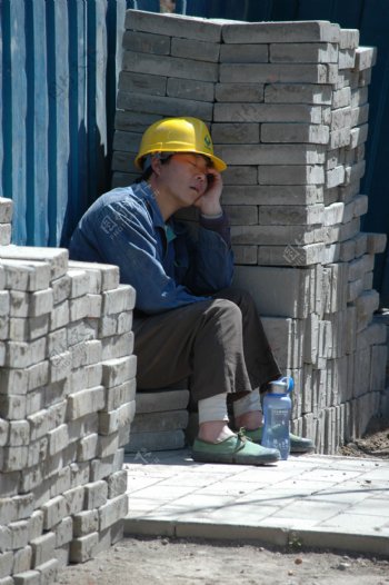 午睡的建筑工人图片