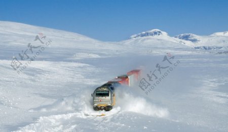 雪地里的列车图片