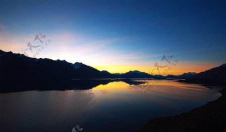 湖泊山峰美丽景色图片